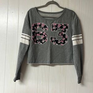 Gray crop top sweater with flowers